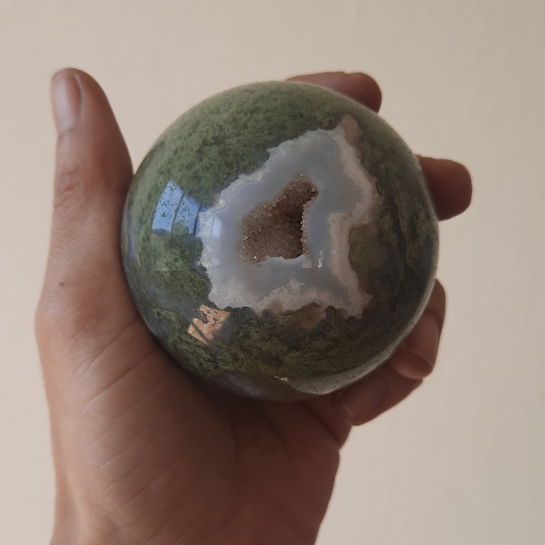 How to Choose your Crystal: Physical Signs & 3 Intuitive Methods - Sacred